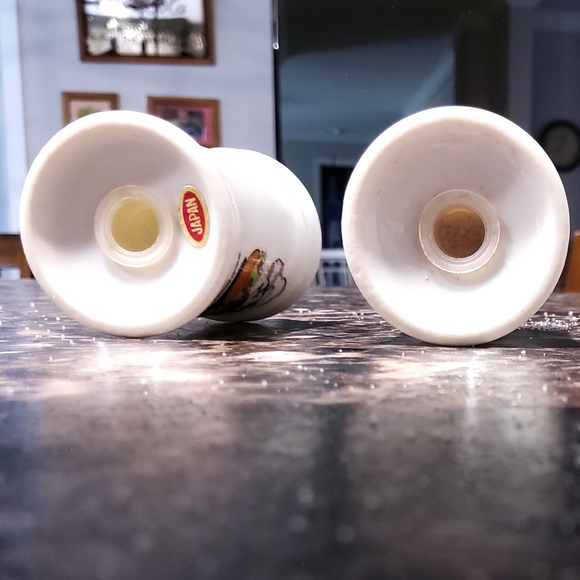 VTG 80s Disney World gold trim shaker set - Picture 2 of 5